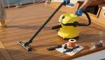 Teakholz auf dem Boot pflegen